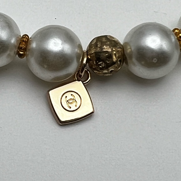 Chanel Beauty Gift White Pearl Bracelet Stretchable 2 Charms NWOT - Picture 10 of 11